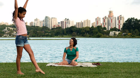 Chica-Haciendo-Piruetas-En-El-Parque